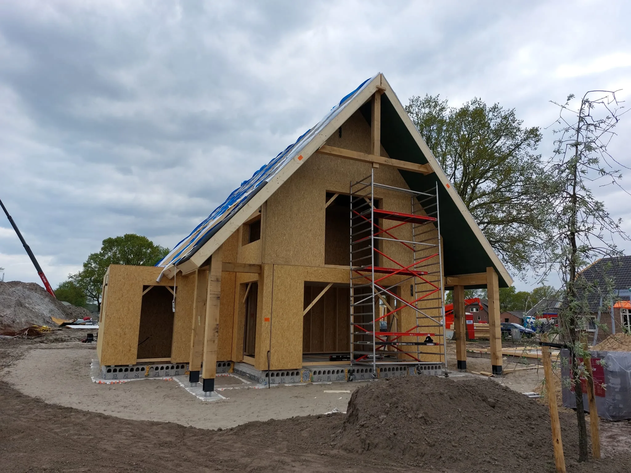 Building enclosure assembled with Structural Insulated Panels